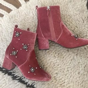 Who What Wear pink velvet booties 💕